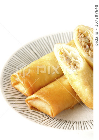 点心の一種春巻きを白背景で撮影 点心の一種春巻きを白背景で撮影 107297648