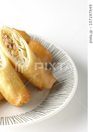 点心の一種春巻きを白背景で撮影 点心の一種春巻きを白背景で撮影 107297649