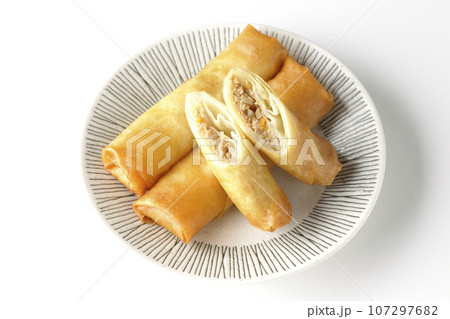 点心の一種春巻きを白背景で俯瞰撮影 107297682
