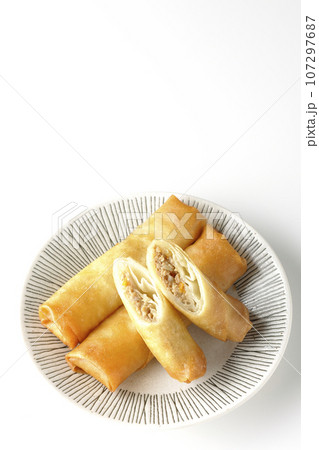点心の一種春巻きを白背景で俯瞰撮影 107297687