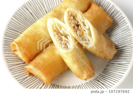 点心の一種春巻きを白背景で俯瞰撮影 107297692