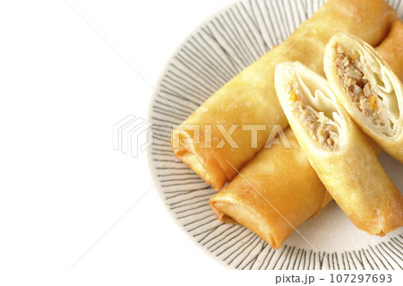 点心の一種春巻きを白背景で俯瞰撮影 107297693