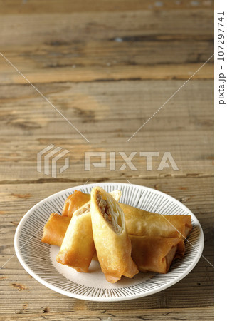 点心の一種、春巻き 107297741