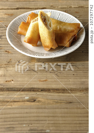 点心の一種、春巻き 107297742