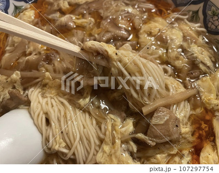 酸辣湯麺（サンラータン麺）酸味と辛みの中華スープ麺 107297754