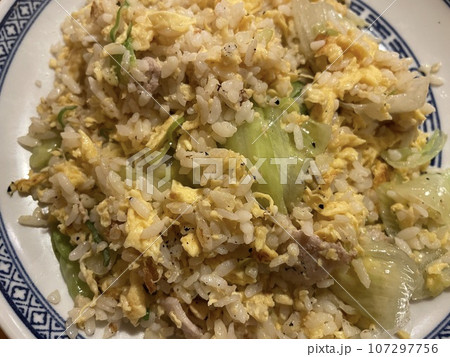 レタスたっぷりのチャーハン 卵とレタスの中華炒め飯 レタスたっぷりのチャーハン 卵とレタスの中華炒め飯 107297756