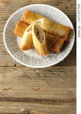 点心の一種、春巻きを俯瞰で撮影 点心の一種、春巻きを俯瞰で撮影 107297769
