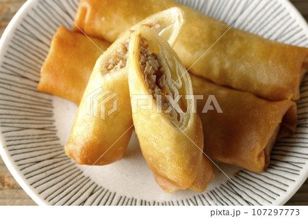 点心の一種、春巻きを俯瞰で撮影 107297773