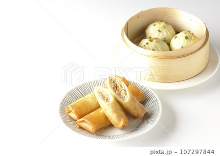 揚げ春巻きと蒸籠に入っている小籠包 107297844