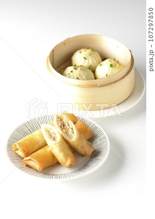 揚げ春巻きと蒸籠に入っている小籠包 揚げ春巻きと蒸籠に入っている小籠包 107297850
