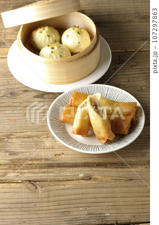揚げ春巻きと蒸籠に入っている小籠包 107297863