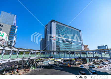 日本の横浜都市景観 緑が多い。相鉄新横浜線・東急新横浜線開業（3月）で利便性が向上した新横浜駅 107298885