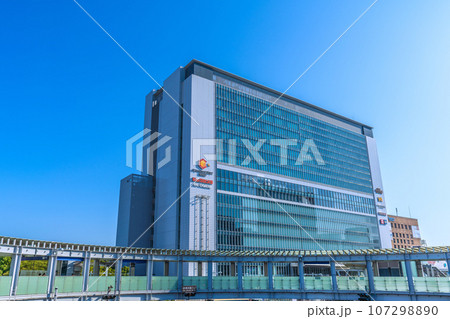 日本の横浜都市景観 緑が多い。相鉄新横浜線・東急新横浜線開業（3月）で利便性が向上した新横浜駅 107298890