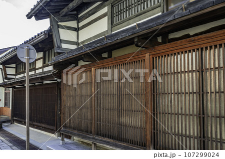 高岡　金屋町　千本格子の家並み　富山県高岡市 107299024