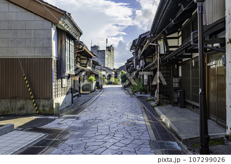 高岡　金屋町　千本格子の家並み　富山県高岡市 107299026