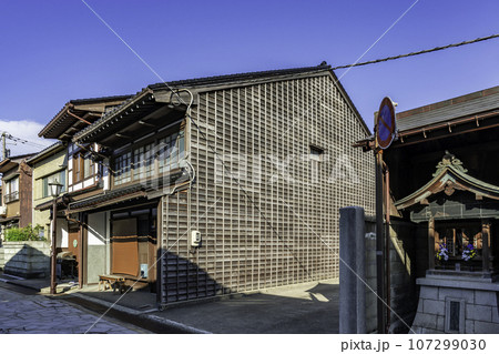 高岡　金屋町　千本格子の家並み　富山県高岡市 107299030