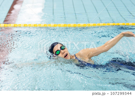 プールで泳ぐ女性 107299344