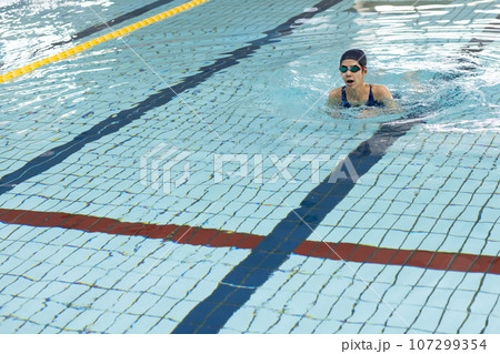 プールで泳ぐ女性 107299354