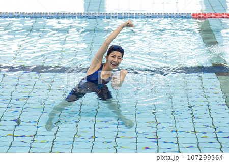 プールで遊ぶ女性 107299364