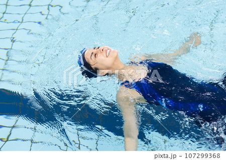 プールで泳ぐ女性 107299368