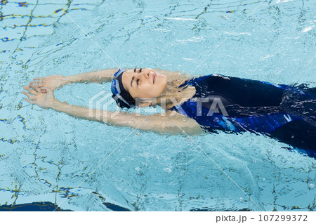 プールで泳ぐ女性 107299372