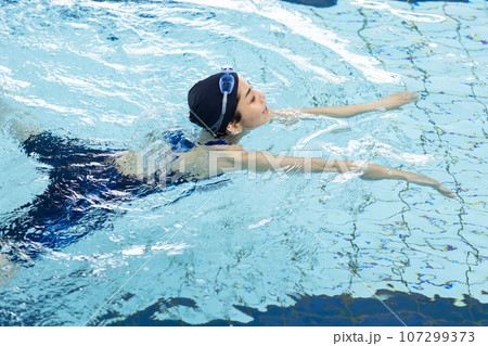 プールで泳ぐ女性 107299373