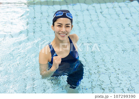 プールの中を歩く女性 プールの中を歩く女性 107299390