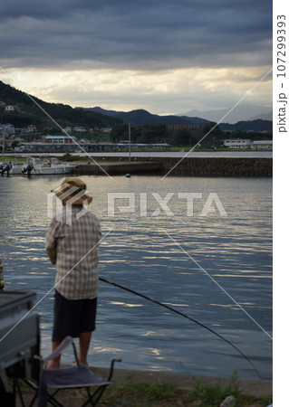夕方の釣り人 107299393