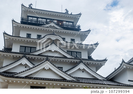 晴天の下で岡山県福山市の福山城から街並みを眺める　福山城の鉄の城壁 107299394