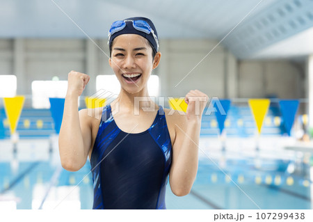 プールサイドに立つかっこいい女性 107299438