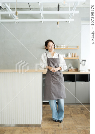キッチンに立つカフェスタッフの写真 キッチンに立つカフェスタッフの写真 107299576