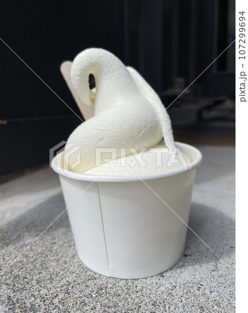 カップに入ったミルクソフトクリーム 濃厚な牛乳風味のアイス カップに入ったミルクソフトクリーム 濃厚な牛乳風味のアイス 107299694