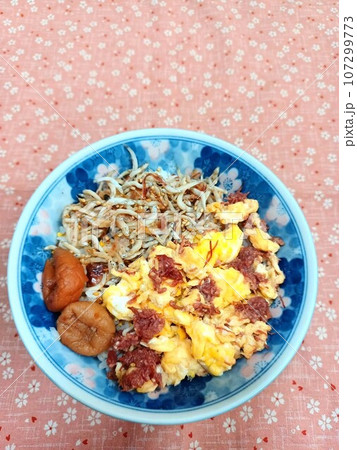 家庭の丼もの　しらす丼　コンビーフたまご丼 107299773