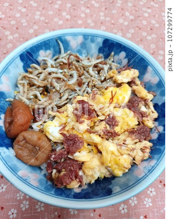 家庭の丼もの しらす丼 コンビーフたまご丼 家庭の丼もの しらす丼 コンビーフたまご丼 107299774