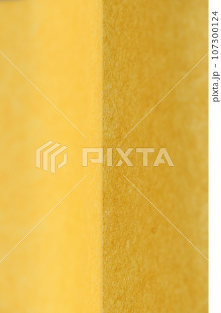 和紙による明暗イメージの背景素材（ゴールド） 107300124