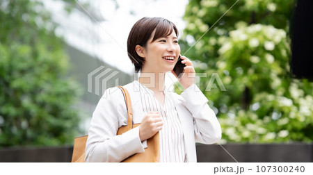 電話をする女性 107300240