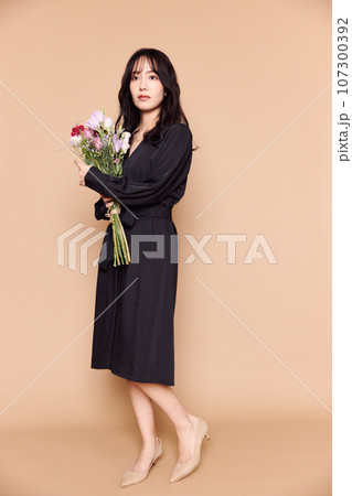 秋服ファッション女性ポートレート 秋服ファッション女性ポートレート 107300392