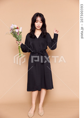秋服ファッション女性ポートレート 秋服ファッション女性ポートレート 107300393