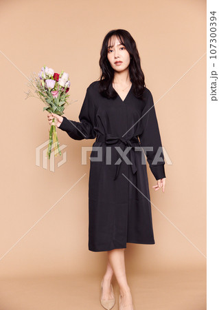 秋服ファッション女性ポートレート 秋服ファッション女性ポートレート 107300394