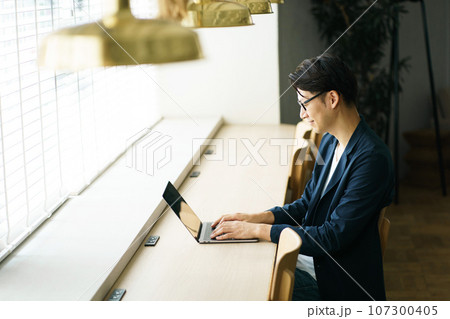 仕事をする男性 仕事をする男性 107300405