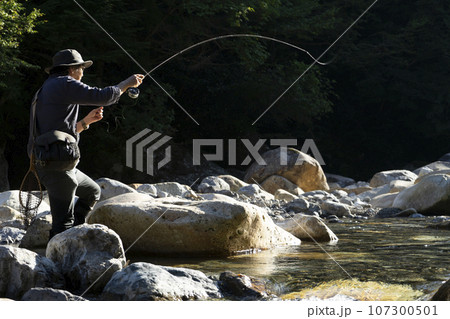 フライフィッシングをする男性 フライフィッシングをする男性 107300501