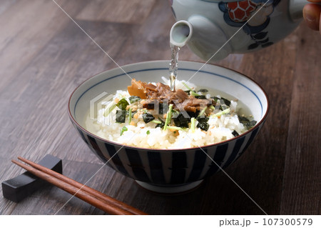 お茶漬け お茶をかける お茶漬け お茶をかける 107300579