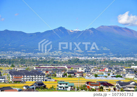 佐久平駅周辺、浅間山方面を望む(長野県佐久市)【2023.9】 107301732
