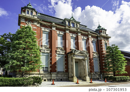 高岡　山町筋の町並み　旧高岡共立銀行本店　富山県高岡市 107301953