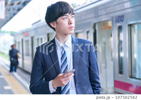 駅にいる男性　撮影協力「京王電鉄株式会社」 107302562