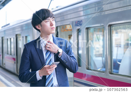 駅にいる男性　撮影協力「京王電鉄株式会社」 107302563
