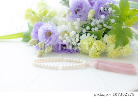 数珠と切り花 107302579