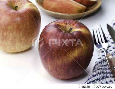 秋のフルーツの王様 りんご（ リンゴ ） 林檎　（ 白バック ） 107302585