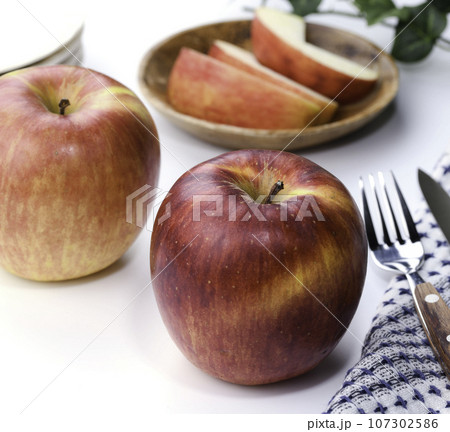 秋のフルーツの王様 りんご（ リンゴ ） 林檎　（ 白バック ） 107302586