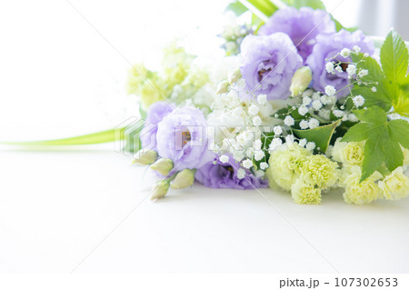 数珠と切り花 数珠と切り花 107302653